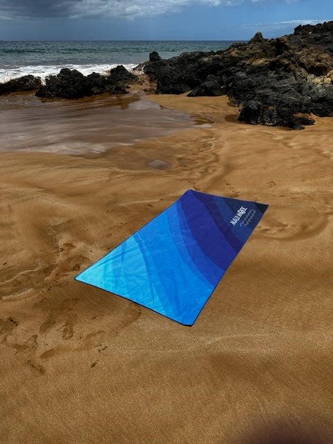 Ohana Sand Free Blue Fade Beach Towel with Travel Bag